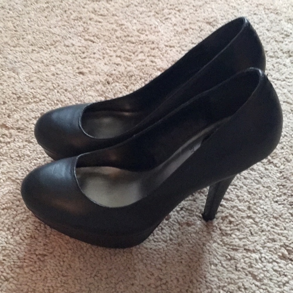 Guess size 6 black heels